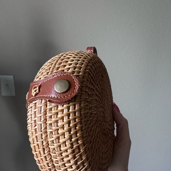 summer & rose Round Woven Crossbody - Picture 6 of 12